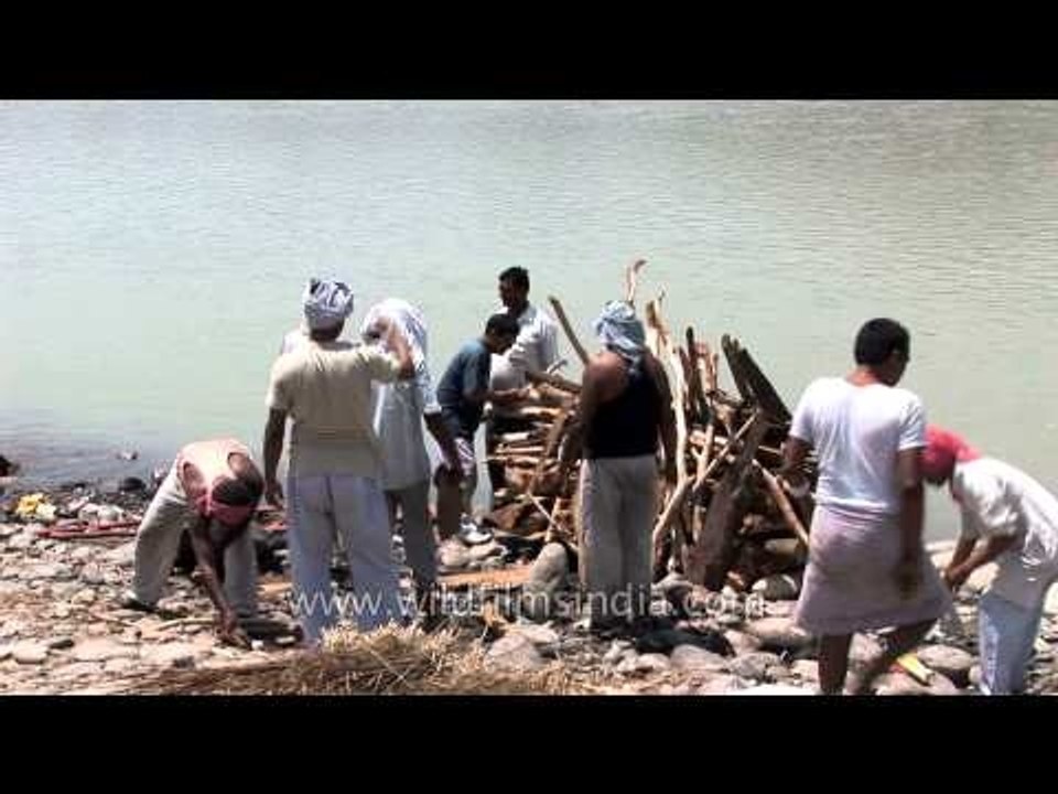 Hindu cremation rituals in India
