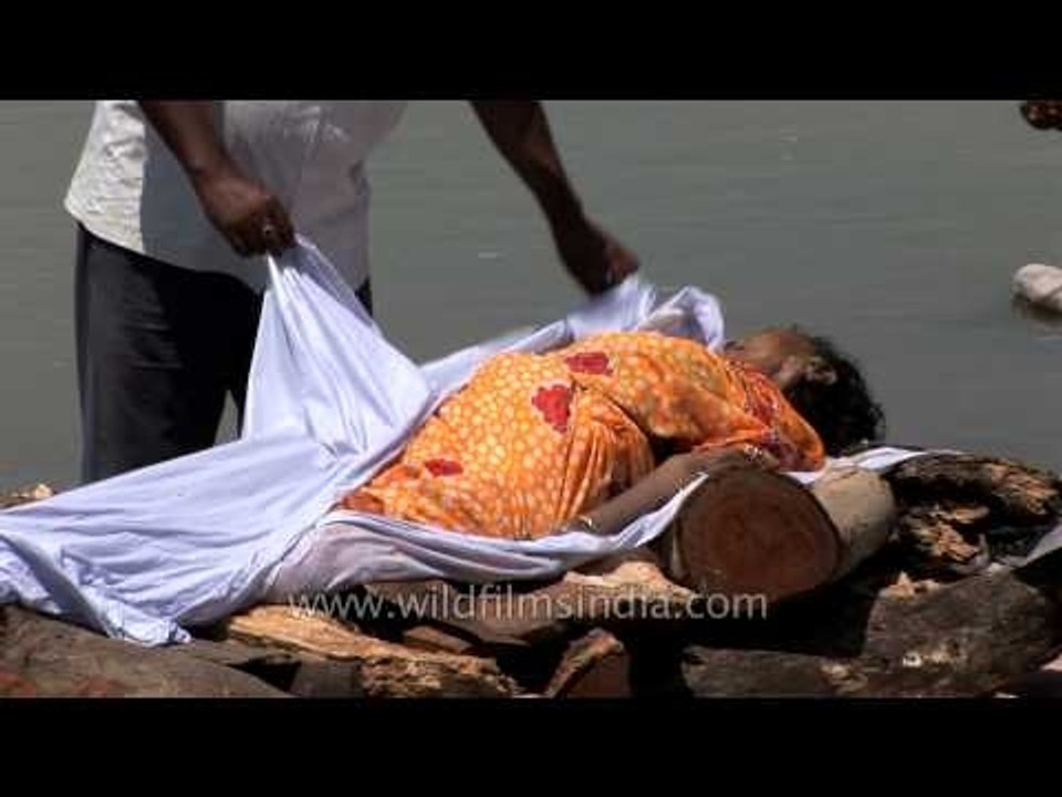 Rituals of Hindus before cremation - Haridwar