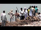 Indian family preps body for cremation by the Ganges