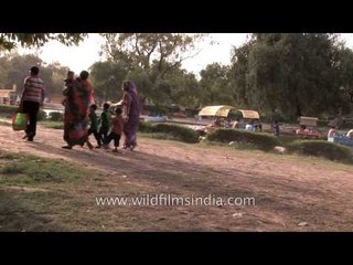 Weekend outing and picnic with friends and family at India Gate