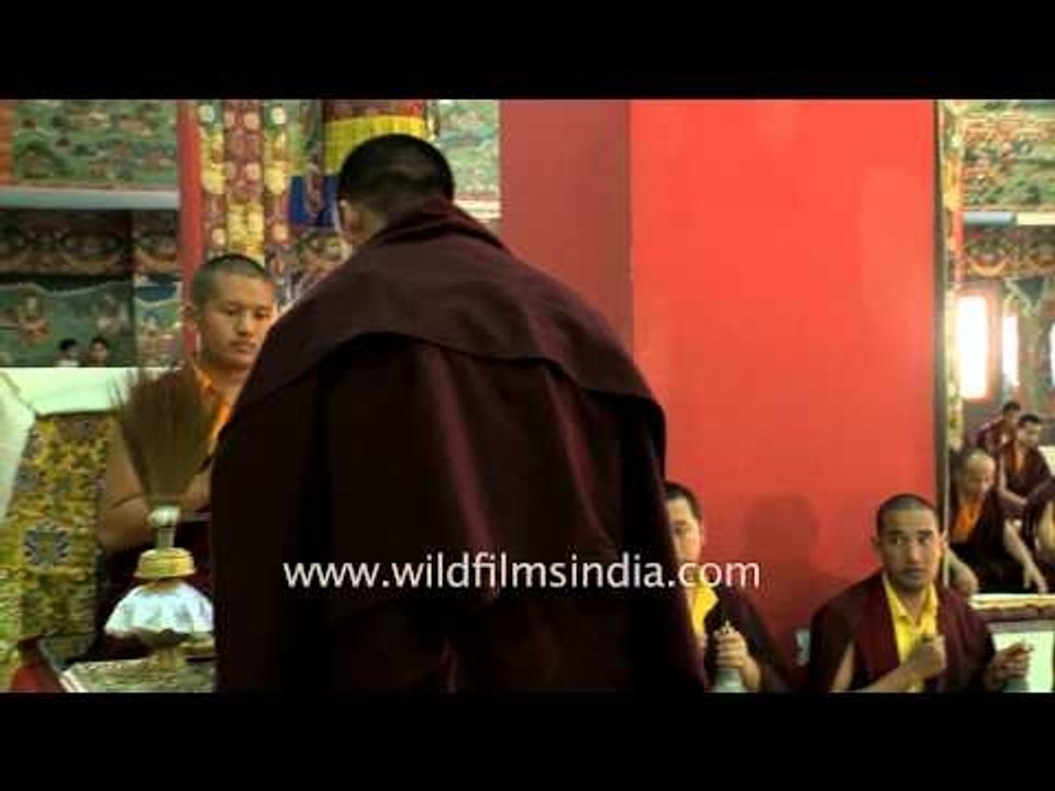 Buddhist monks reading holy scriptures at Mindr...