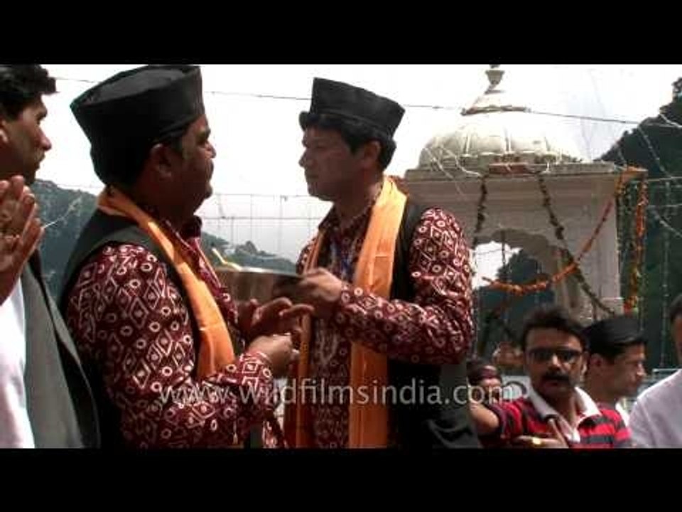 Devotees joins the aarti at Naina Devi Temple