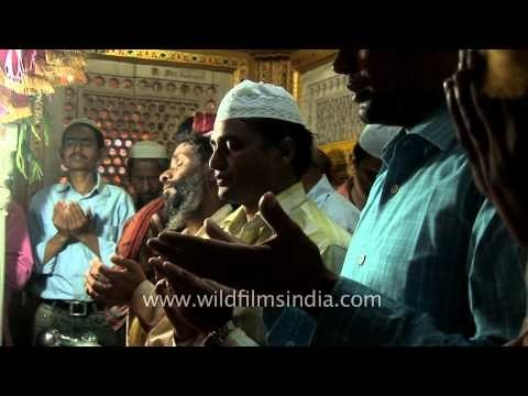 Muslim devotees offering prayers at Nizamuddin Auliya Dargah