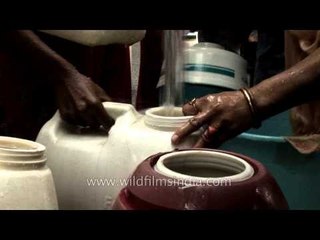 Slum dwellers in Delhi scramble for water