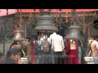 Скачать видео: Hindu devotees ringing the temple bells at Naina Devi Temple