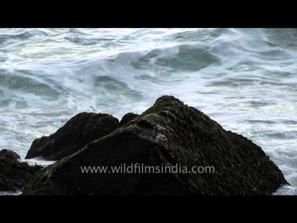 Splashing waves hitting the rocks of Kanyakumari
