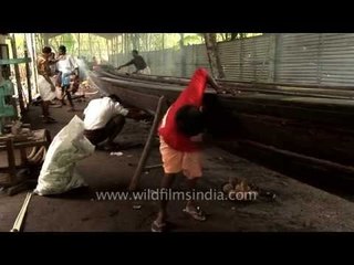 Polishing the Chudan Vallam (Snake Boat)