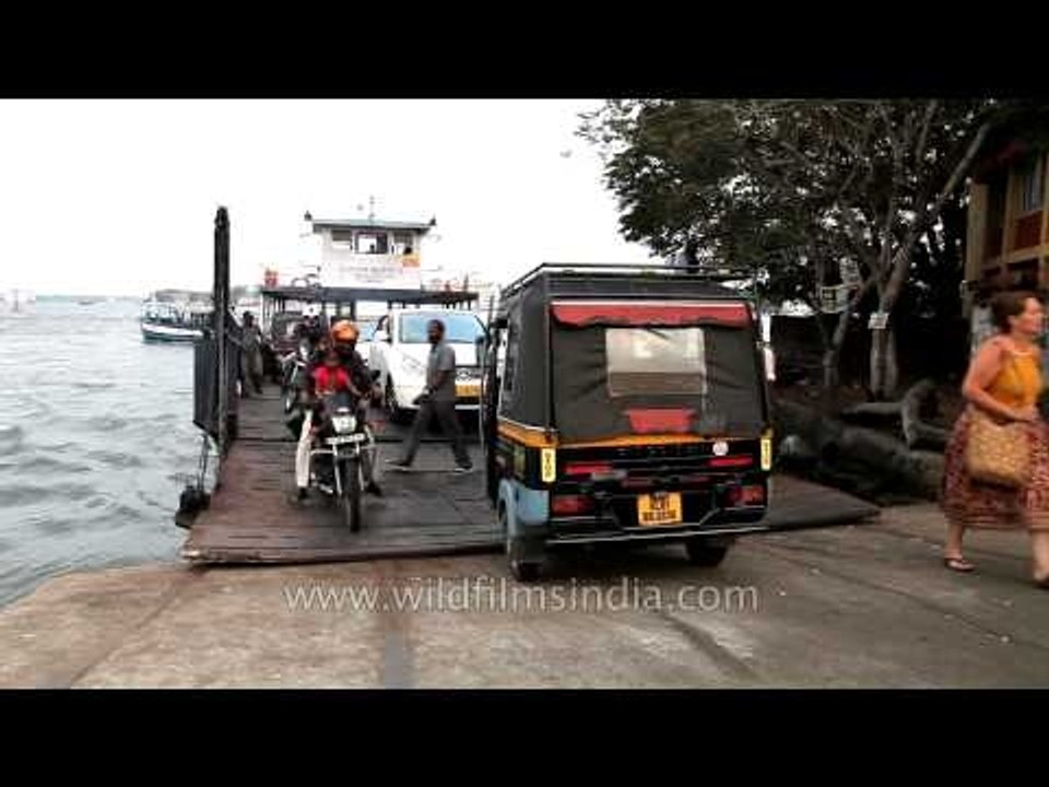 Passengers commuting between Fort Kochi and Vyp...