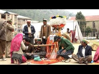 Devotees offering prayer to Shri Hurang Narayan - Mandi, Himachal Pradesh