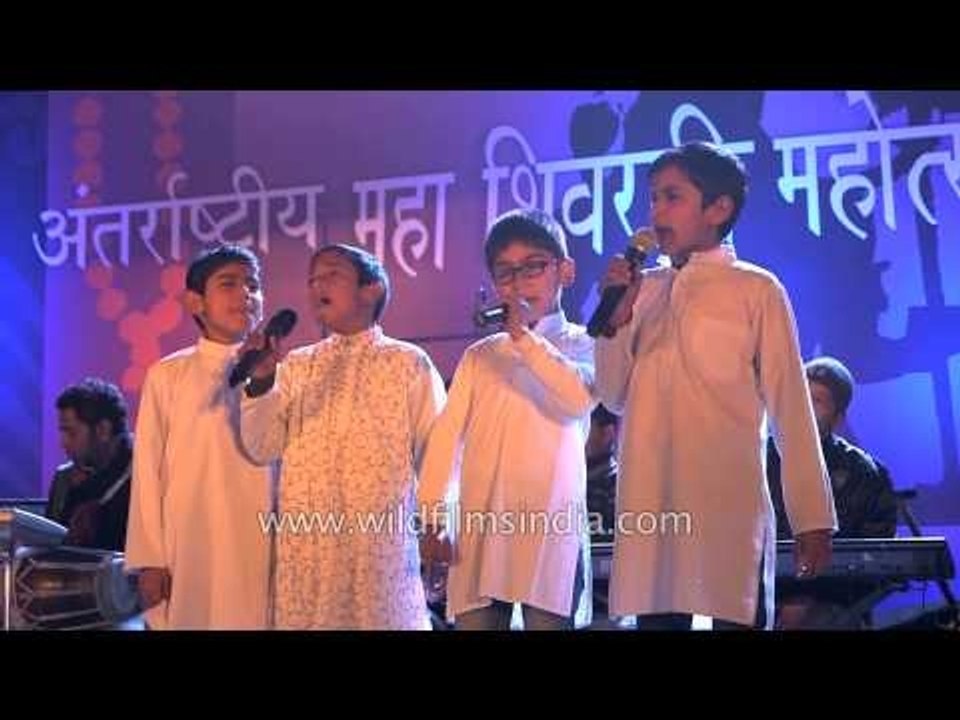 Children singing " Tu maaney ya na maane dil dara "