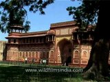 Large number of visitors at Agra Fort, Uttar Pradesh