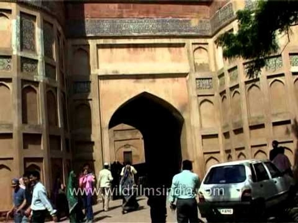 Agra Fort : The powerful fortress of red sandstone