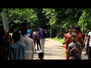 People enjoying day out with family in Alipore zoo : Kolkata