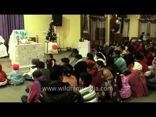 Church in Delhi singing "Glory" in Hindi
