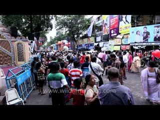 Crowd pandal hopping in Durga puja: Kolkata