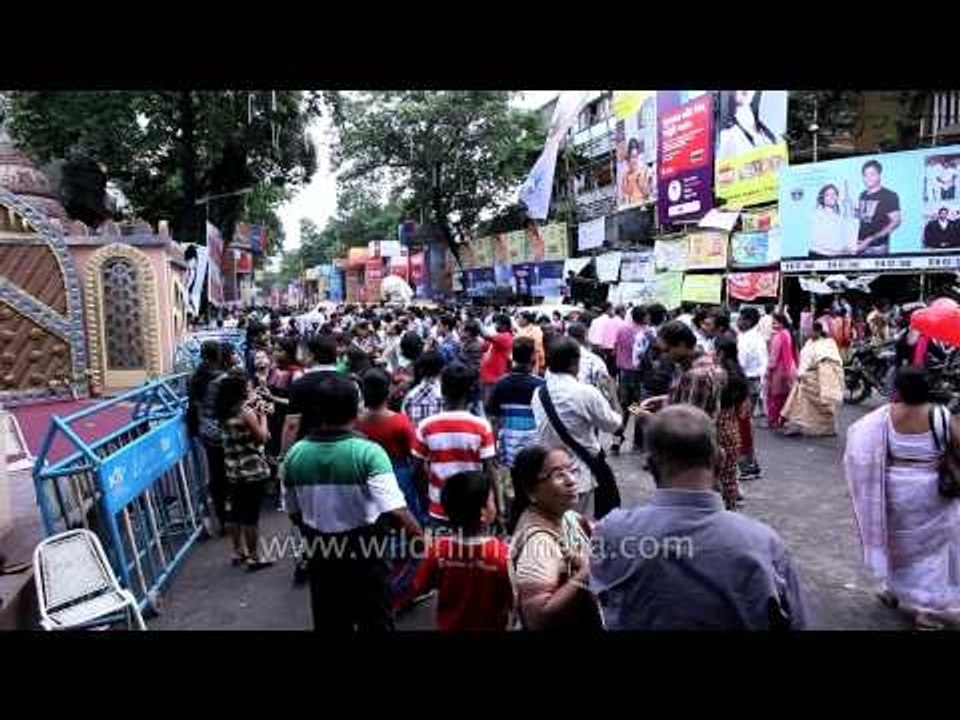 Crowd pandal hopping in Durga puja: Kolkata