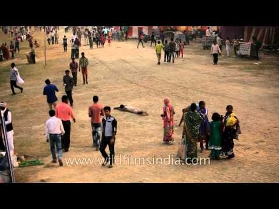 Devotees come to ghats of Yamuna for Chhath Puja