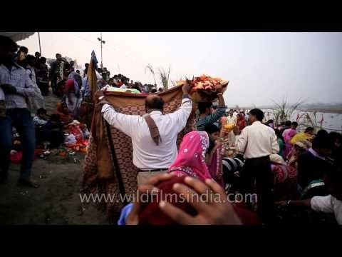 Chhath puja celebrated with zeal on the banks of river yamuna
