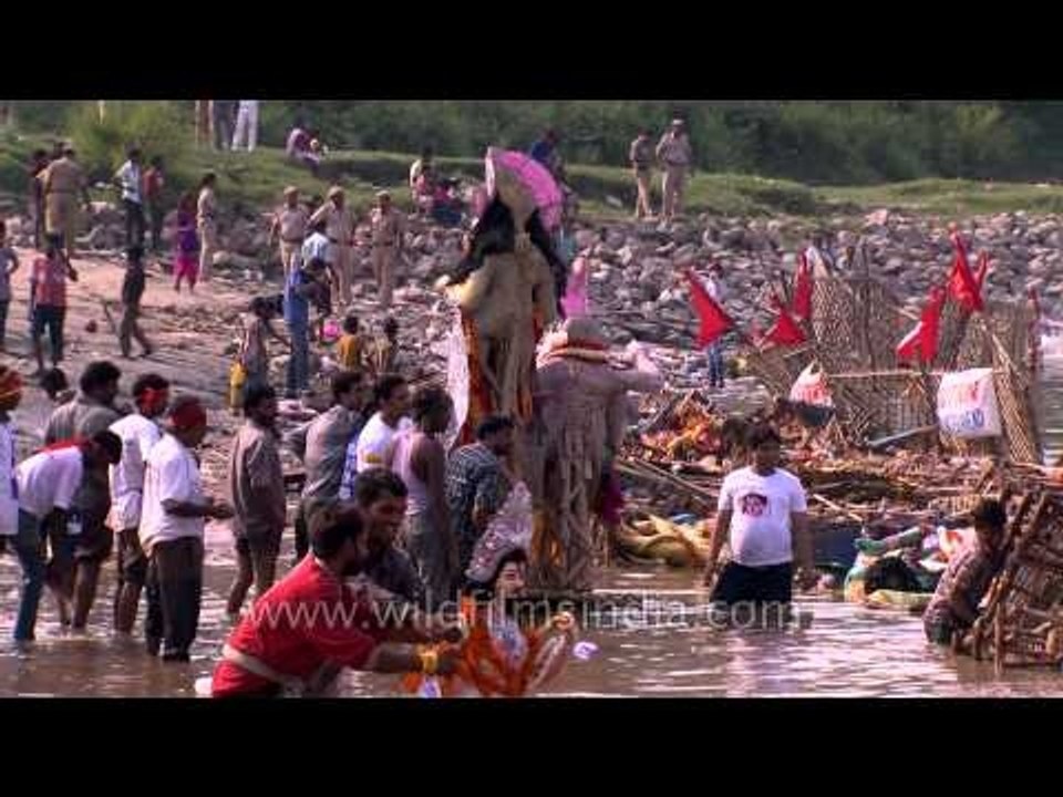 Struggling to let go: Visarjan at Yamuna banks in Delhi