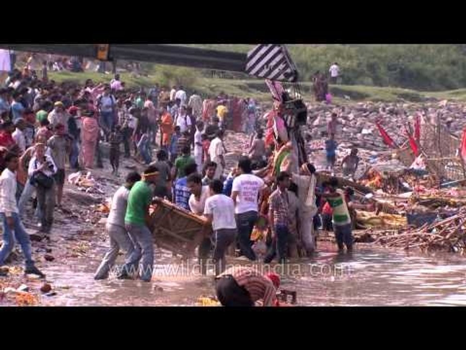 Durga devotees throng the banks of Yamuna for Visarjan