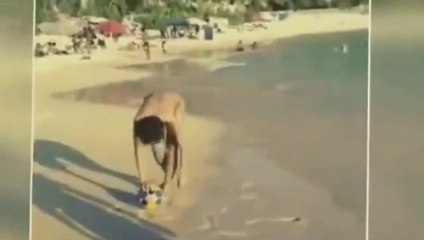 Rihanna joga futebol na praia com amigos