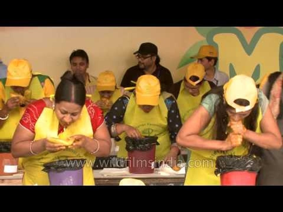 Ending moments of the mango eating competition - Intense