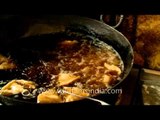 Samosas being fried at Chandni Chowk