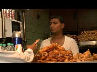 Yummy!! Jalebies' and Samosas' at Kedar Nath Prem Chand Halwai, Chandni Chowk
