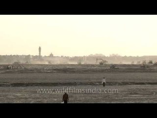 Illegal construction in Delhi along riverine flood plain of Yamuna !