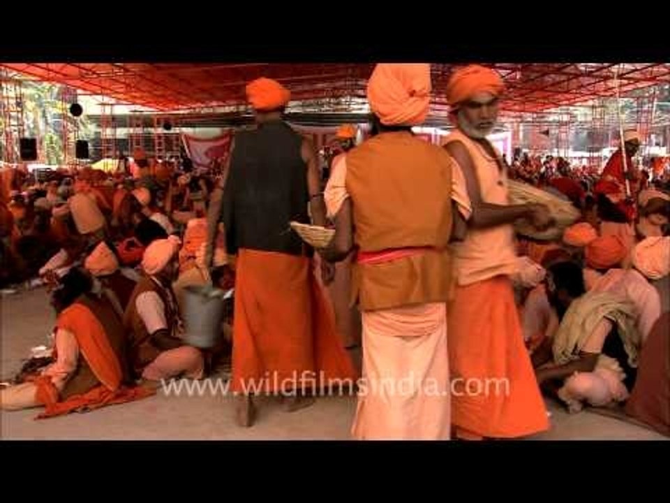 Hindu saints assembled for Bhandara ceremony, Varanasi