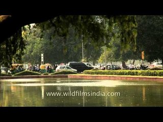 Traffic passing around India Gate