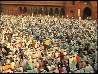 Muslims gathering at India's largest mosque