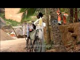 Salesman on his bicycle in the streets of Mathur, Tamilnadu