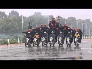 Daredevil bike riding on a rainy day in Delhi!