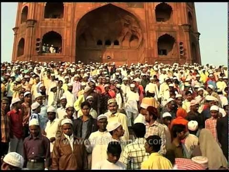 Muslim devotees at Jama Masjid