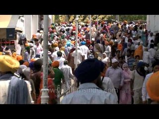 Скачать видео: Thousands of Sikh devotees gathered at Gurudwara Takht Sri Kesgarh Sahib for Vaisakhi celebration.