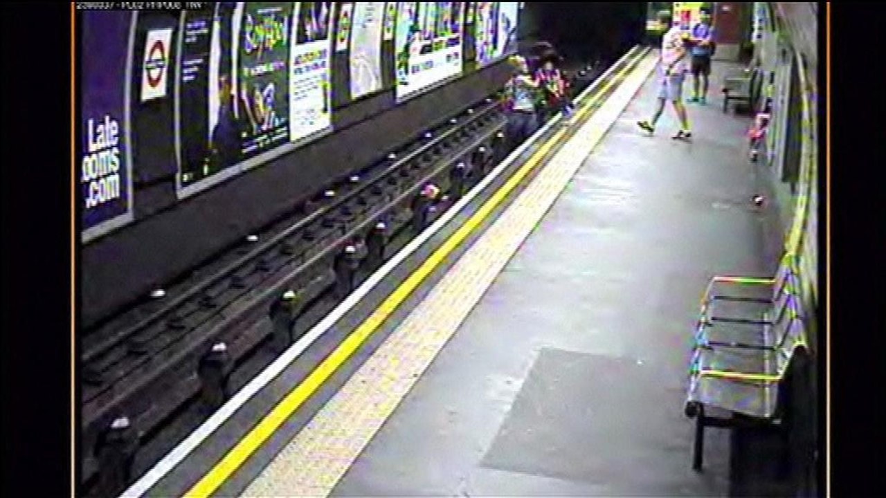 Le bébé tombe avec sa poussette sur les rails du métro