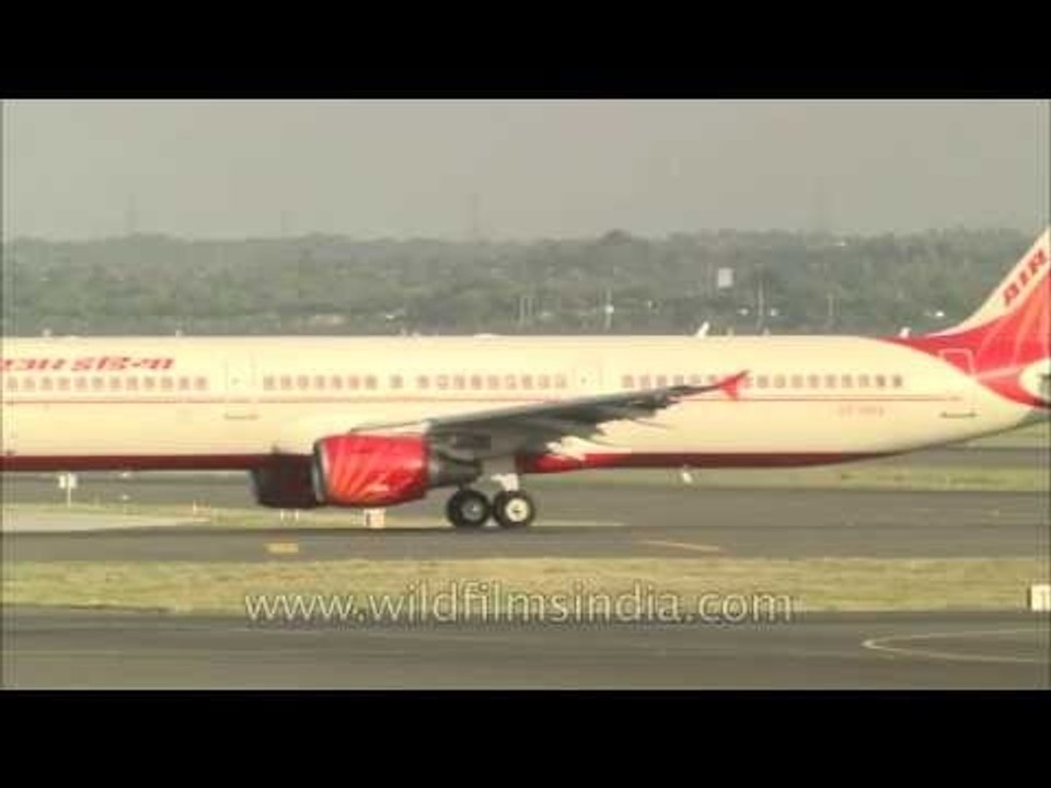 New Delhi airport sees hundreds of flights taki...