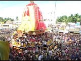 Life - risking pilgrimage in Puri : Huge crowds and 14 metre chariots!