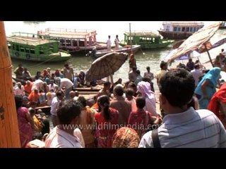 Download Video: Devotees of lord Shiva flock the ghats of Varanasi during Maha Shivratri