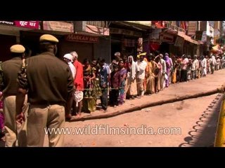 Thousands of devotees queued up for Lord Shiva's darshan  in Varanasi