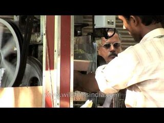 Mumbai Streets: Juice ready with a few turns of the wheel