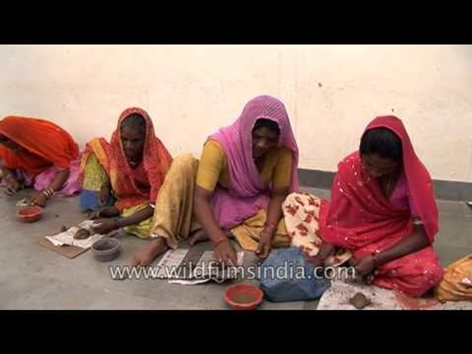 Women potters singing along while at work, Uttar Pradesh!