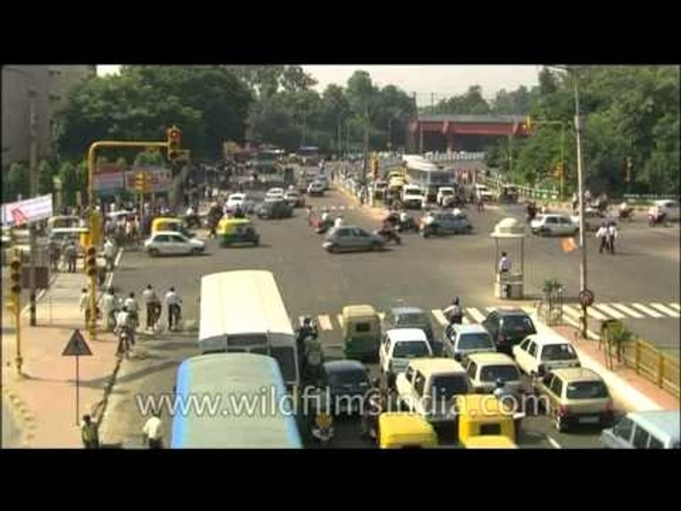 Heavy Traffic on the roads of Delhi