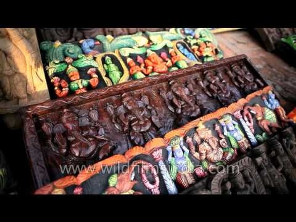 Hand carved wooden idols for sale, Dilli haat