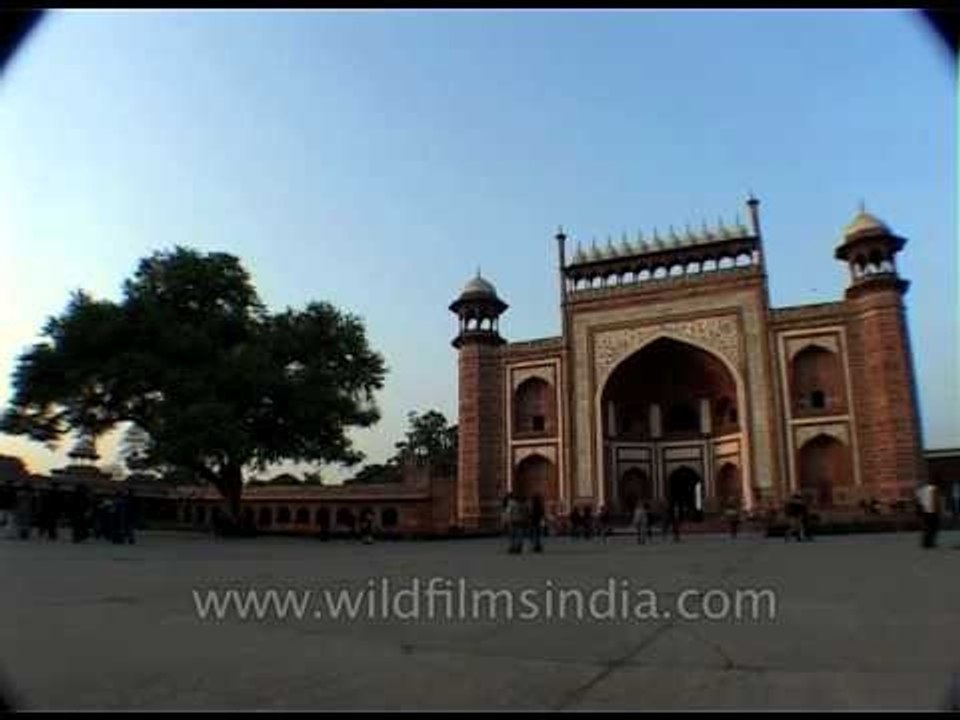 Darwaza-i rauza: Main gateway to the Taj Mahal