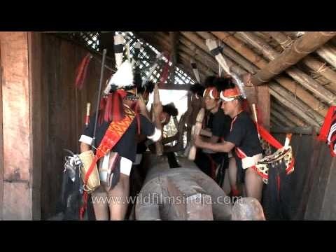 Konyak warriors playing on the Log-drum: fantastic rhythm!
