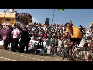 Look what this guy can do while cycling...