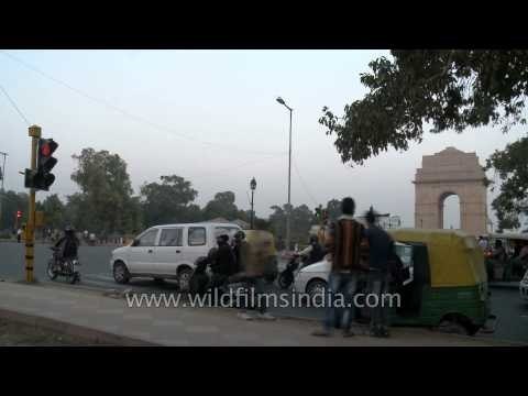 Time Lapse: Traffic on Street by India Gate