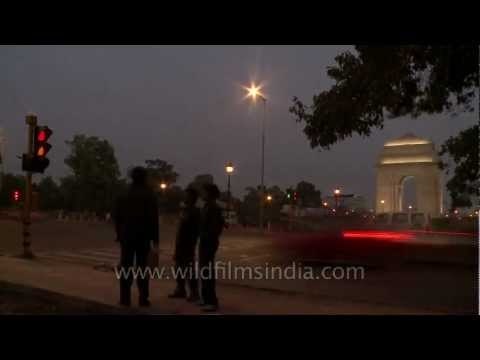 Street traffic at India Gate, New Delhi: Time lapse